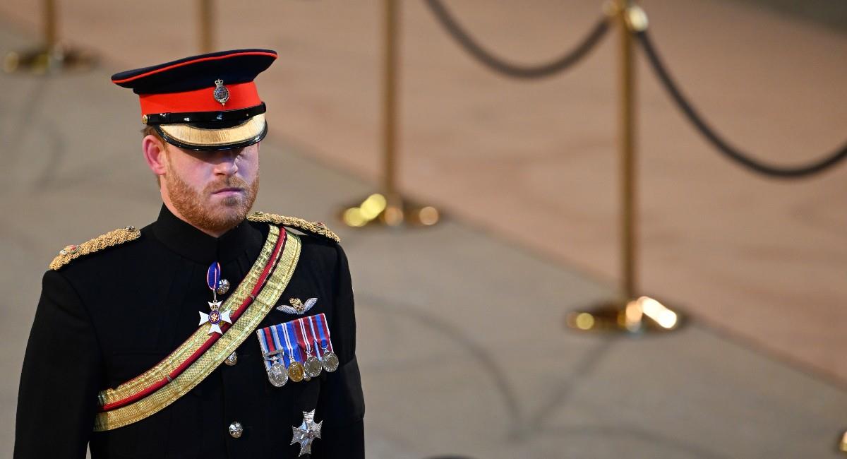 Se especula que el príncipe Harry pensó en no utilizar su uniforme por el cambio que tuvo. Foto: EFE