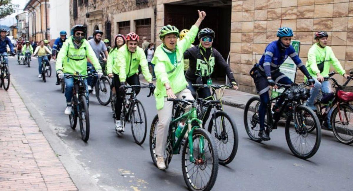 En el Día sin carro y sin moto en Bogotá, la alcaldesa, Claudia López, hizo recorridos en TransMilenio y bicicleta. Foto: Twitter @ClaudiaLopez