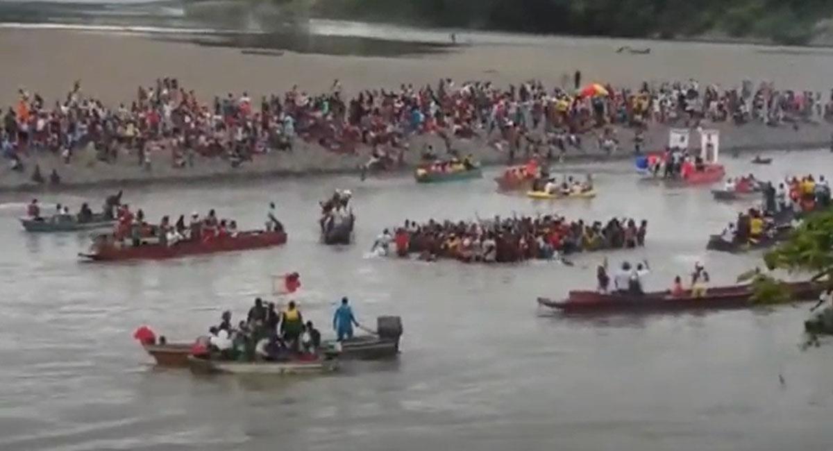 Centenares de personas bailan sobre embarcaciones en las fiestas tradicionales en Istmina, Chocó. Foto: Youtube