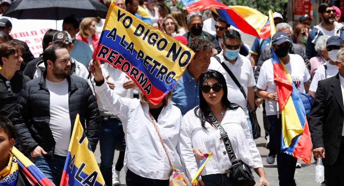 Ciudadanos participan en una protesta contra el gobierno del presidente de Colombia, Gustavo Petro, hoy, en la Plaza de Bolívar en Bogotá. Foto: EFE EFE/ Mauricio Dueñas Castañeda