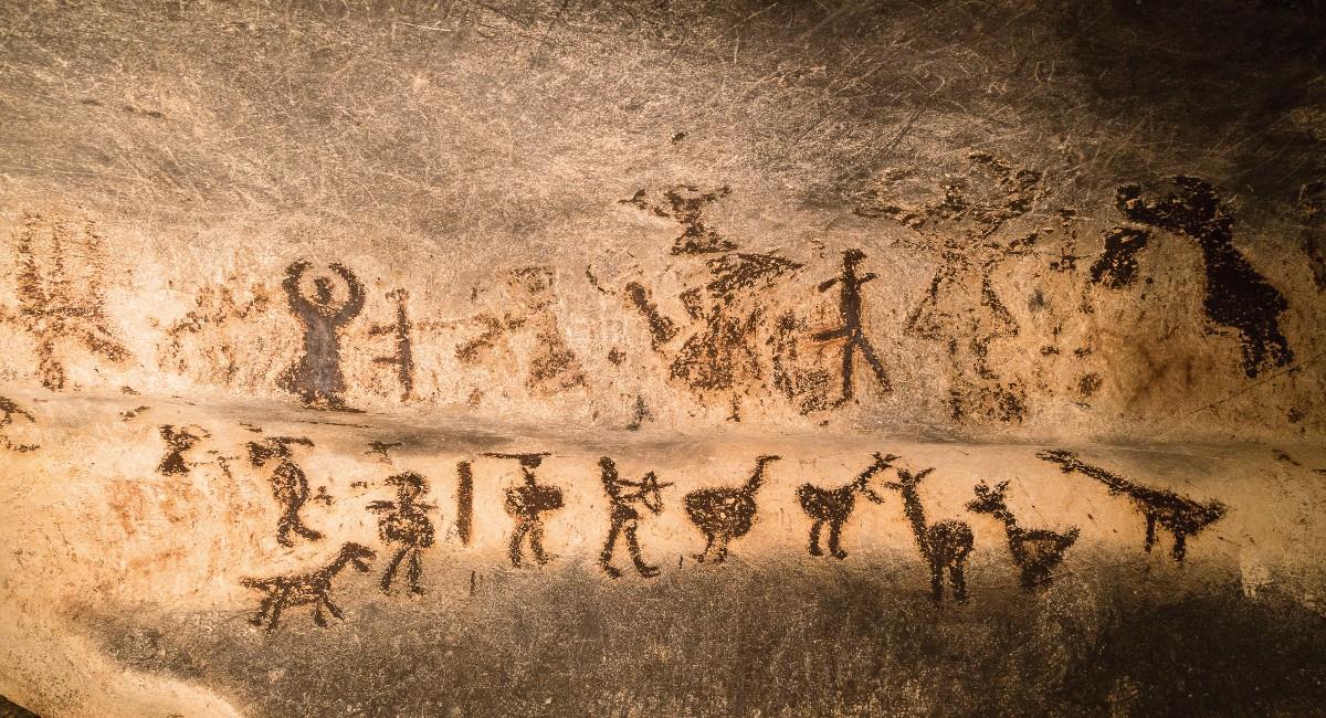 El arte rupestre, es un dibujo o boceto que existe en algunas rocas o cavernas, especialmente los prehistóricos. Foto: Shutterstock