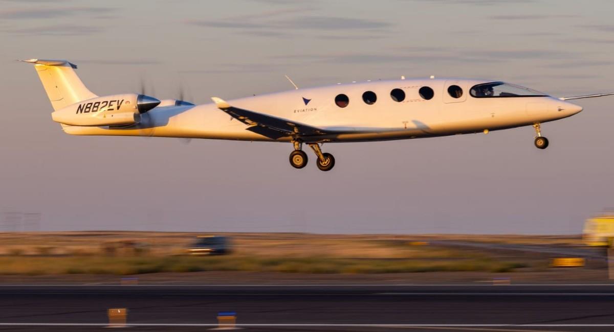 El vuelo de prueba de la compañía Eviation Aircraft con su aeronave Alice despegó desde Moses Lake, Washington, a las 7:10 am el pasado martes 27 de septiembre. Foto: Twitter @EviationAero