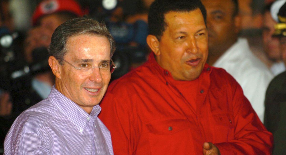 Expresidente, Álvaro Uribe en Venezuela con el expresidente ya fallecido, Hugo Chávez. Foto: Shutterstock Harold Escalona