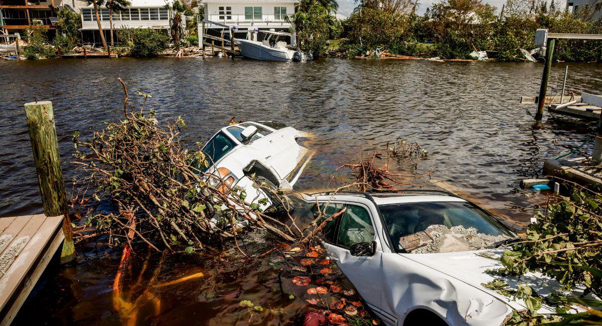 Los vehículos se sumergen en un canal tras el paso del huracán Ian en Bonita Shores, Florida, EE. UU., el 29 de septiembre de 2022. Foto: EFE EFE/EPA/TANNEN MAURY