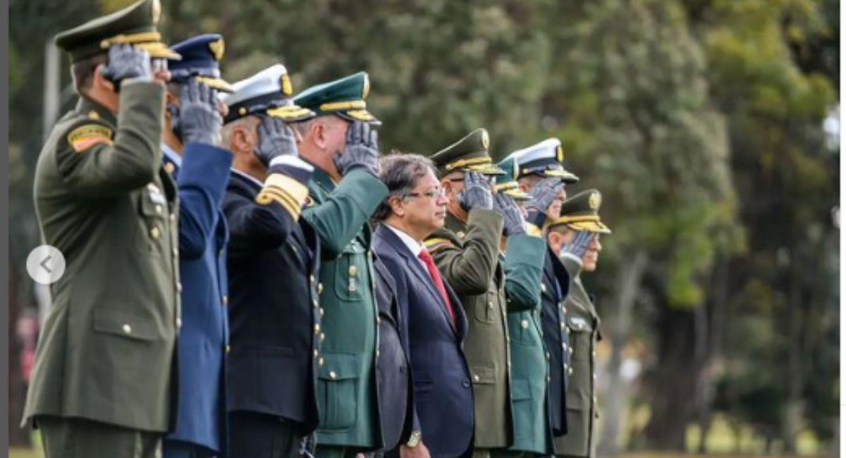 Presidente Gustavo Petro con las Fuerzas Armadas de Colombia. Foto: Instagram @gustavopetrourrego