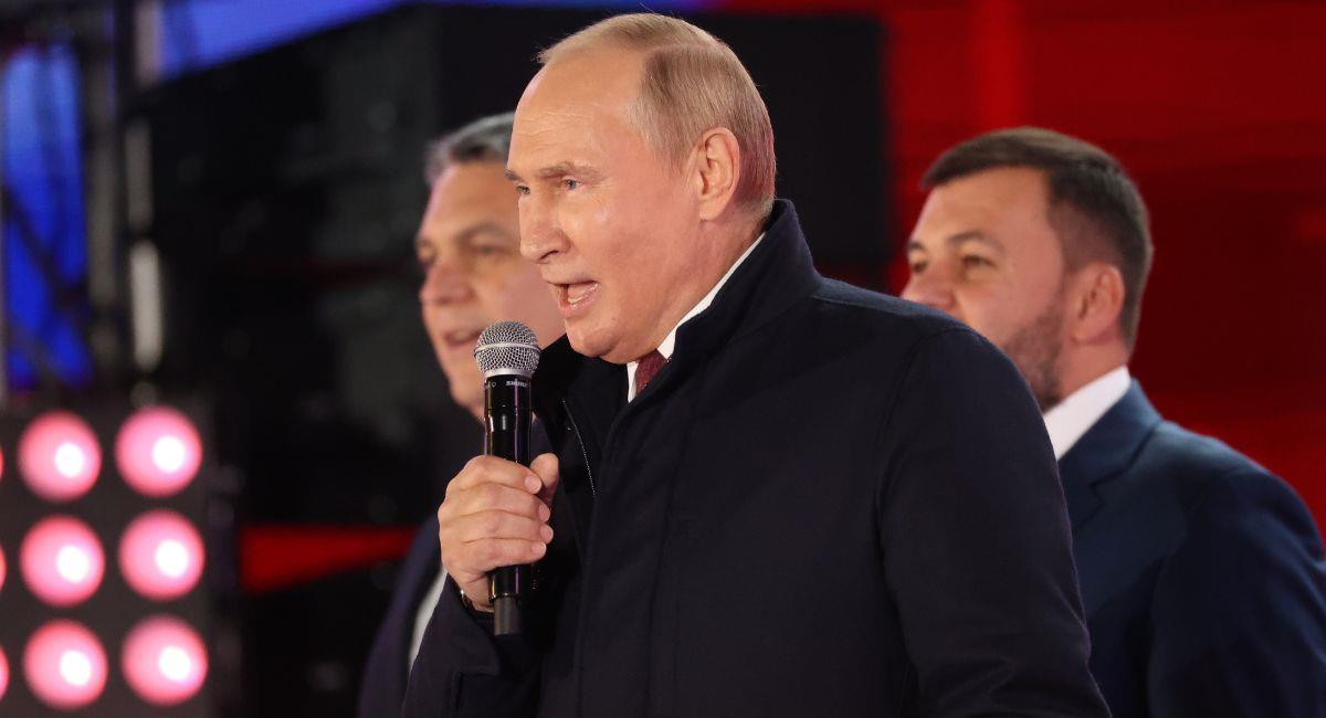 El presidente ruso, Vladimir Putin, pronuncia un discurso durante un concierto después de una ceremonia para firmar tratados sobre la adhesión de nuevos territorios a Rusia en la Plaza Roja de Moscú. Foto: EFE