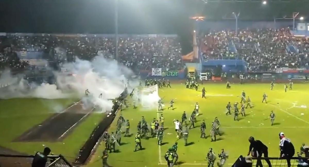 127 muertos dejó una tragedia en el fútbol de Indonesia. Foto: Twitter Alerta News 24