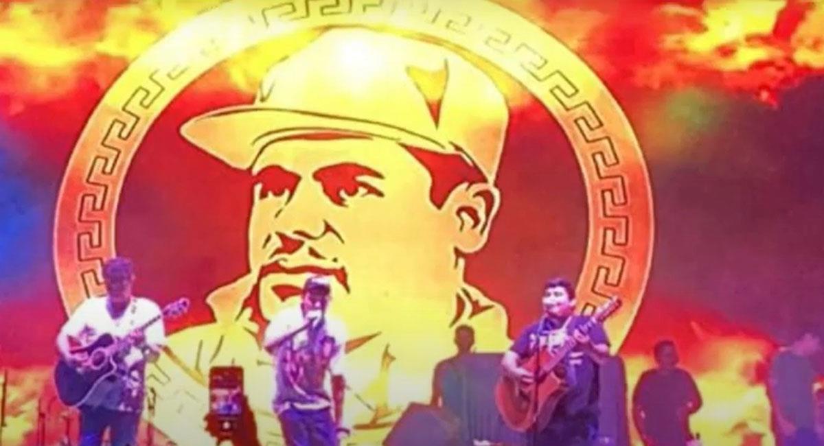 Una presentación del cantante 'Peso Pluma' generó polémica por el uso de la imagen del 'Chapo' Guzmán. Foto: Youtube
