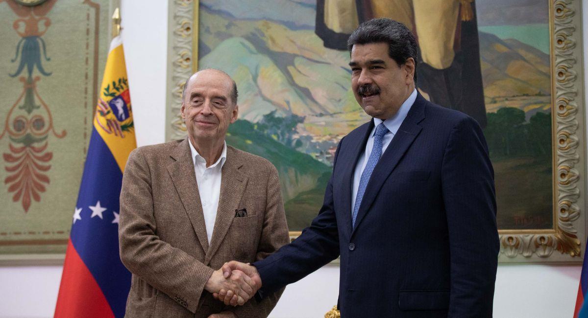 El presidente de Venezuela, Nicolás Maduro, posa con el canciller de Colombia, Álvaro Leyva Durán. Foto: EFE  EFE/ Rayner Peña R