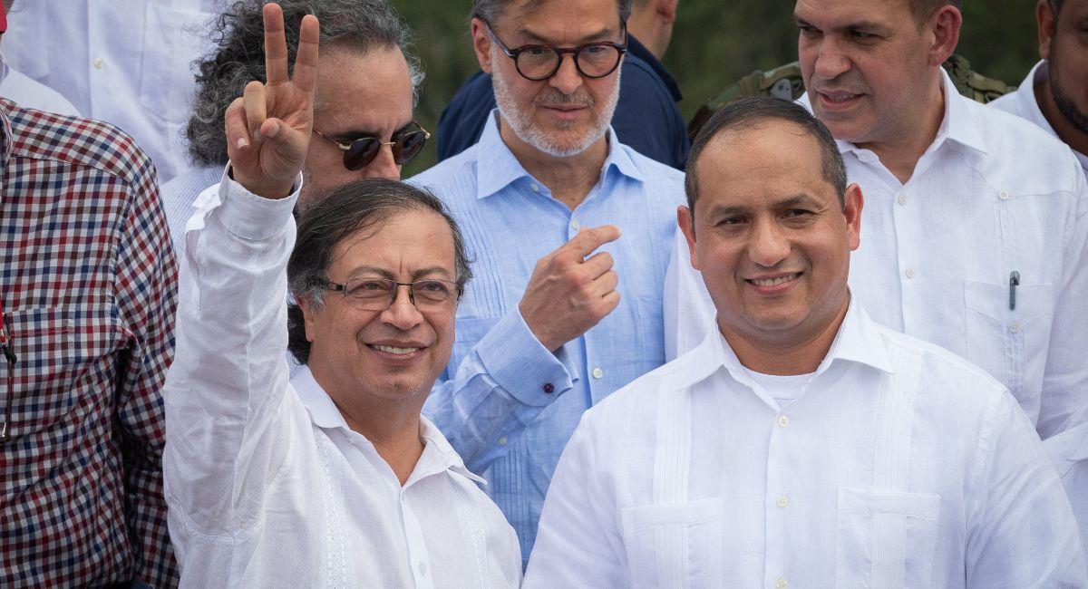 El presidente de Colombia, Gustavo Petro, posa con el ministro de Transporte de Venezuela, Ramón Celestino Velásquez Araguayán-. Foto: EFE EFE/ Rayner Peña