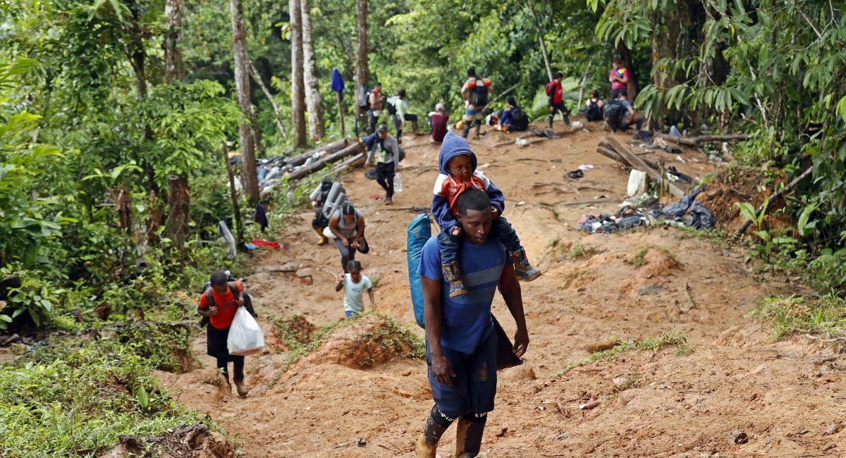 TAPÓN DEL DARIÉN (COLOMBIA), 10/10/2022.- Migrantes venezolanos suben una montaña con la intención de llegar a Panamá, el 8 de octubre de 2022 en el Tapón del Darién (Colombia). Foto: EFE