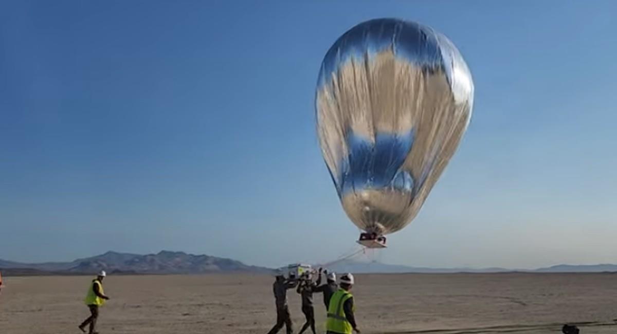 El Laboratorio de Propulsión a Chorro (JPL) de la NASA completó recientemente dos vuelos de prueba de un prototipo de aerobot sobre el desierto de Black Rock de Nevada. Foto: Youtube JPLraw