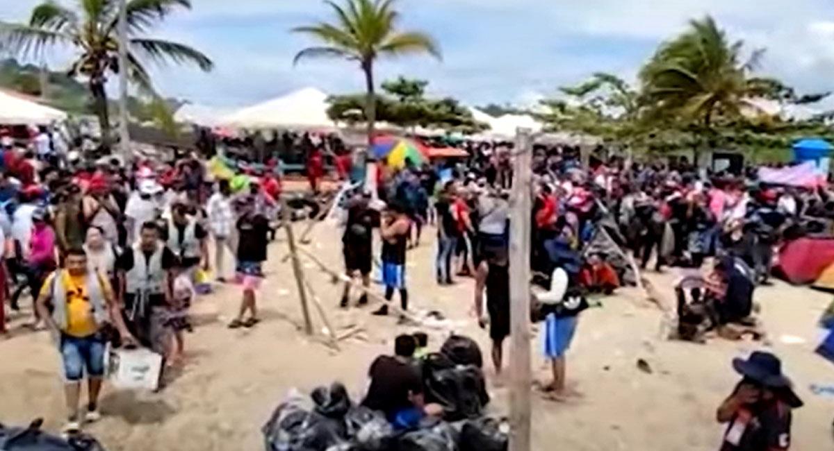 Las playas de Necoclí están atiborradas de migrantes venezolanos que esperan viajar a Panamá. Foto: Youtube