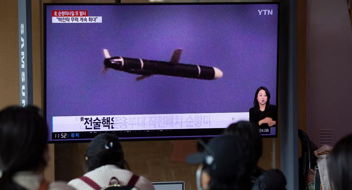 La gente ve las noticias en una estación en Seúl, Corea del Sur, el 13 de octubre de 2022. Foto: EFE