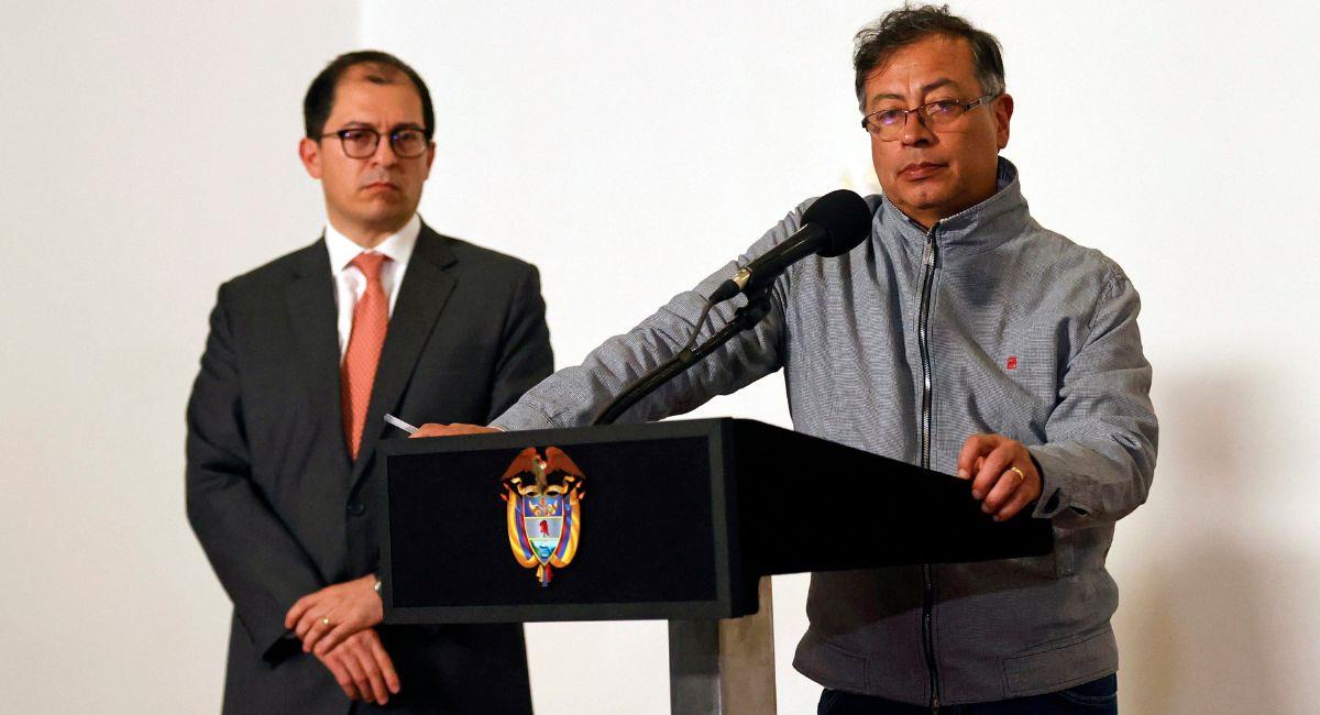 El presidente de Colombia, Gustavo Petro, acompañado del fiscal general, Francisco Barbosa, ofrece una rueda de prensa. Foto: EFE EFE/ Mauricio Dueñas Castañeda