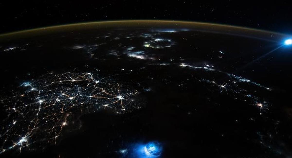 La imagen del extraño fenómeno fue capturada en el año 2021 mientras la Estación Espacial Internacional sobrevolaba el mar de la China meridional. Foto: Nasa Observatory 