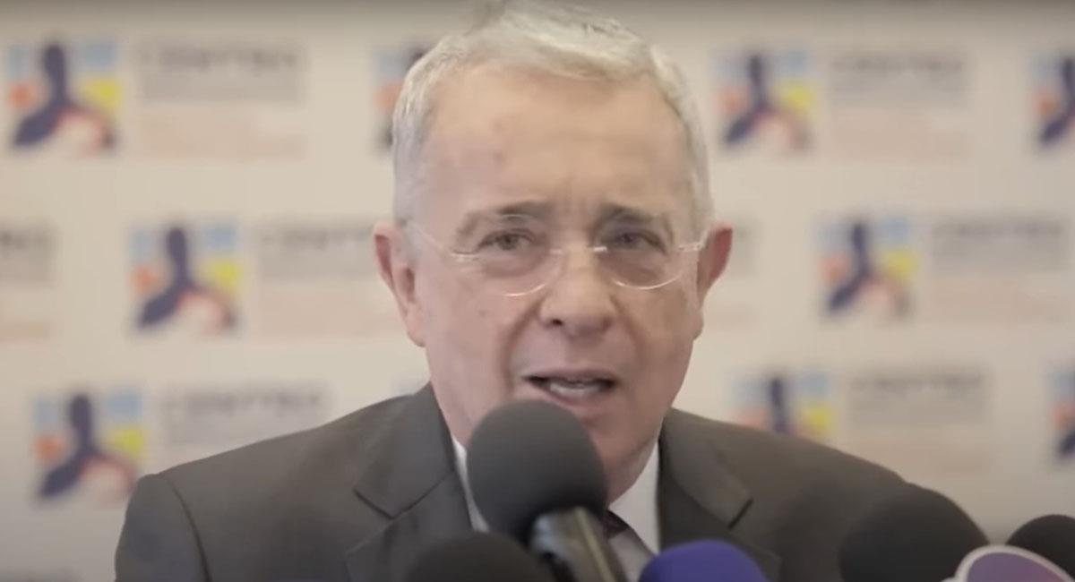 El expresidente Álvaro Uribe ha sido crítico con la situación económica generada por al alza del dólar. Foto: Youtube