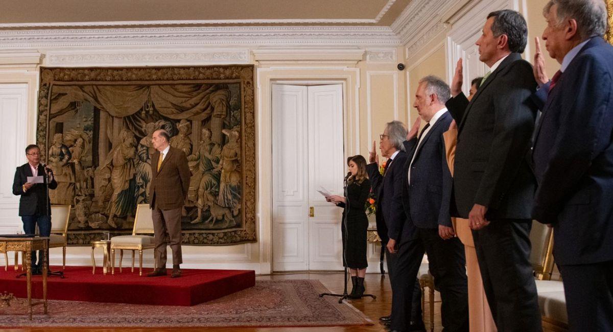 Presidente posesina a embajadores. Foto: Twitter Presidencia de la República