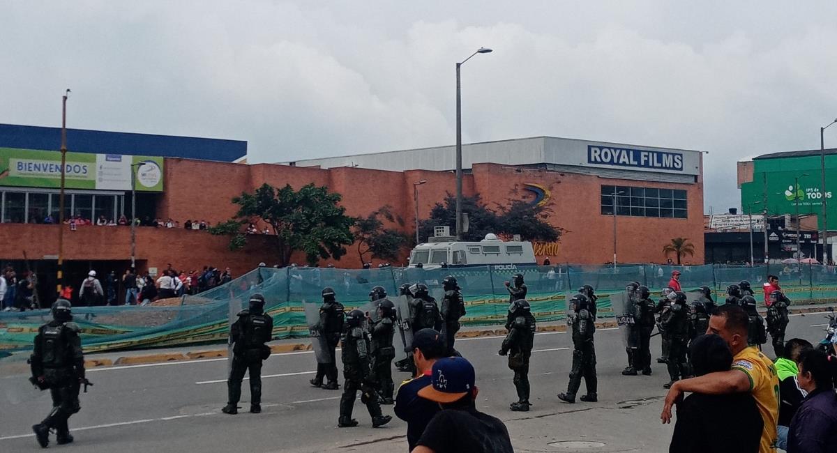 Fuertes enfrentamientos entre la Primera Línea y la Policía. Foto: Twitter @andyresad