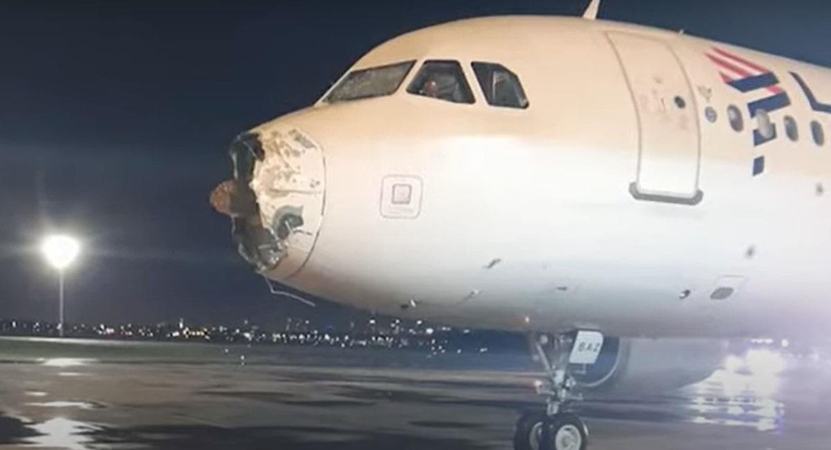 El A-320 de Latam aterrizó en Asunción con su nariz destruida, daños en el parabrisas y en un motor. Foto: Youtube