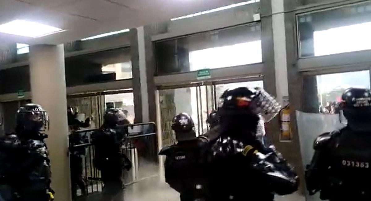 La Unidad Nacional de Diálogo y Mantenimiento del Orden protegió instalaciones de la Fiscalía en Bogotá. Foto: Youtube