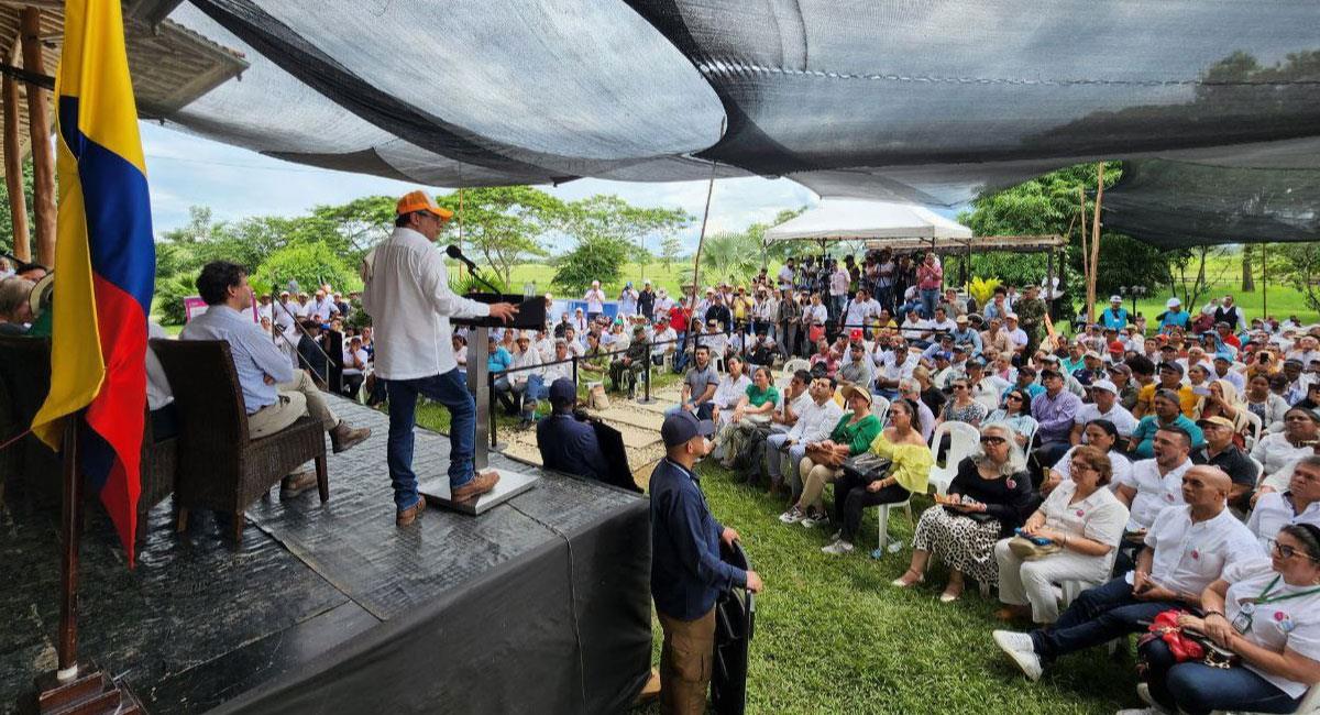 Petro en la entrega de la finca de Carlos Castaño a campesinos despojados. Foto: Twitter @activosSAE