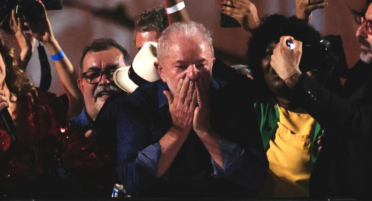 Luiz Inácio Lula da Silva lanza un beso a sus simpatizantes tras ganar la segunda ronda de las elecciones presidenciales en Brasil. Foto: EFE EFE/ Ettore Chiereguini