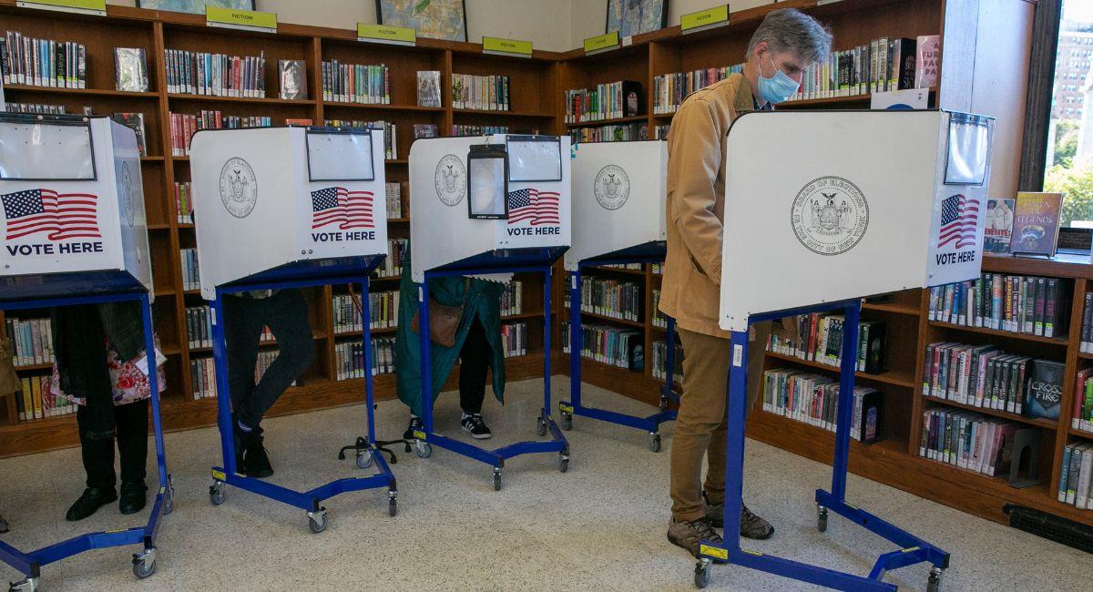 La gente vota en un sitio de votación en la Biblioteca Pública Central de Brooklyn en el distrito de Brooklyn de Nueva York, Nueva York, EE.UU. Foto: EFE EFE/EPA/SARAH YENESEL