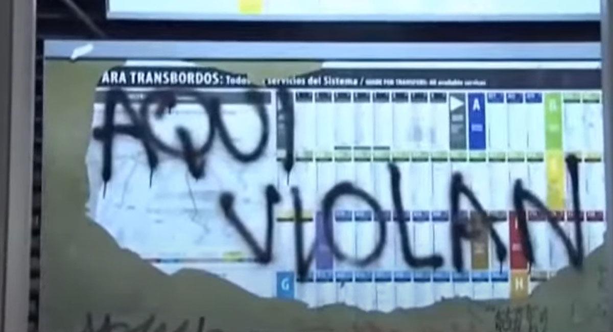 La estación Polo de Transmilenio en Bogotá fue vandalizada en una protesta feminista el 3 de noviembre. Foto: Youtube