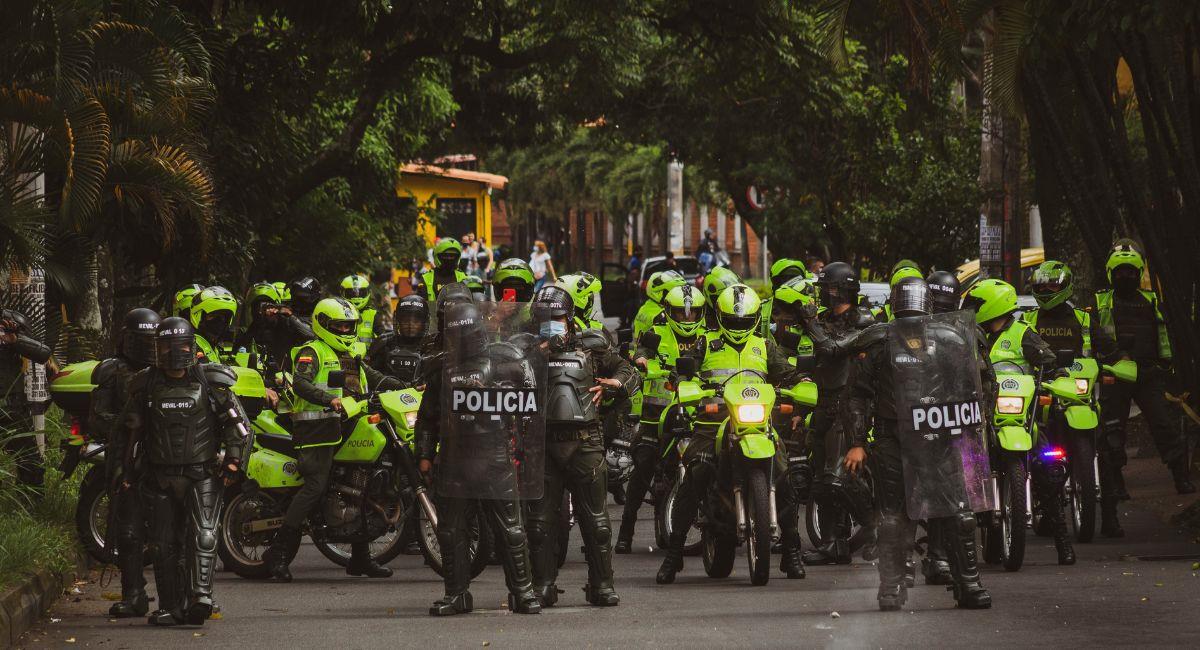 Medellín, Antioquia-Colombia. 28 de mayo de 2021. Policía antidisturbios de ESMAD durante la Manifestación. Foto: Shutterstock Alexander Canas Arango