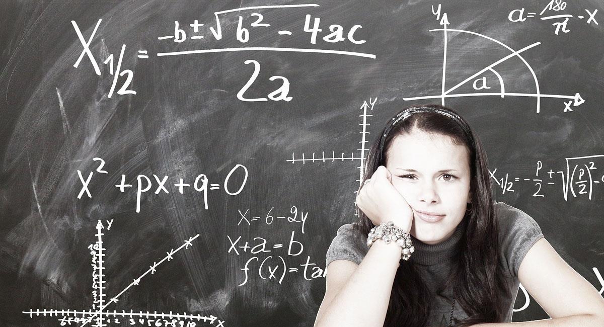 Hay problemas matemáticos tan complejos que ni el mismo profesor logra resolver. Foto: Youtube