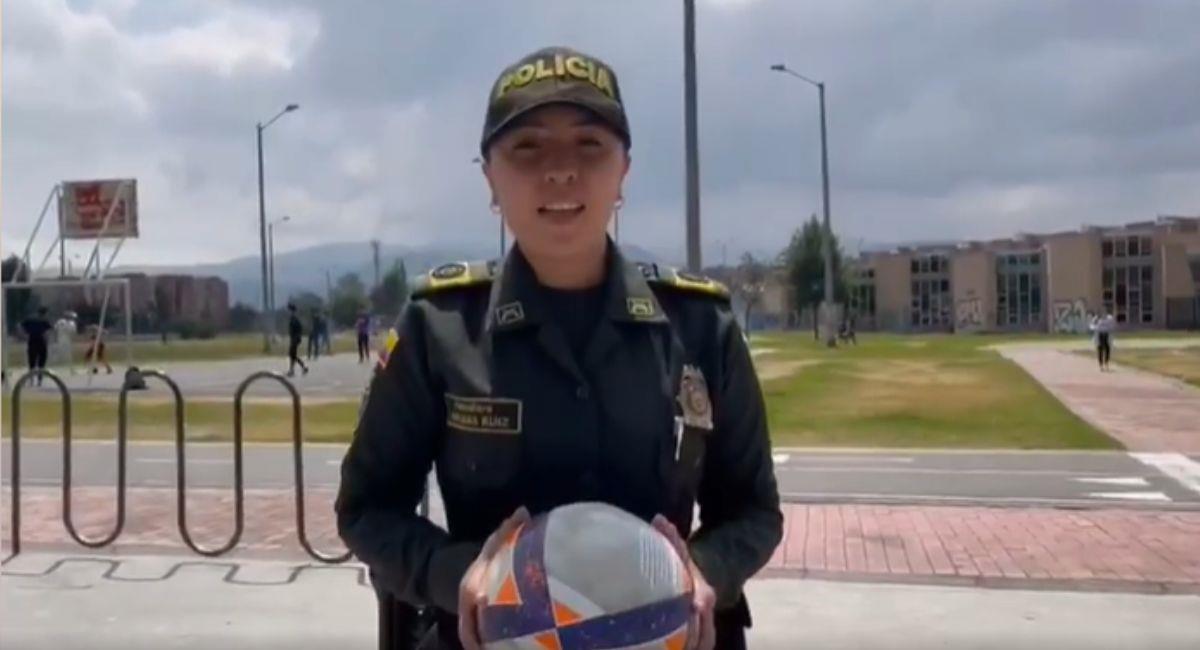 Patrullera Adriana Ruiz en una práctica deportiva. Foto: Facebook Captura de video