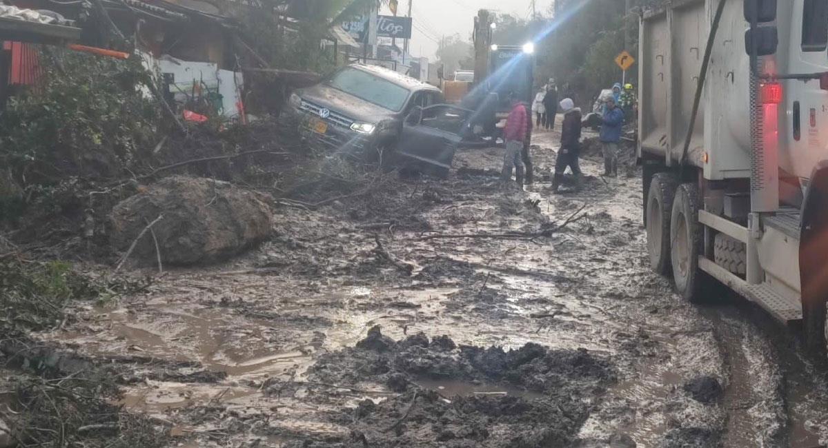 Tragedia en la vía a La Calera por fuertes lluvias. Foto: Twitter @jcuestanovoa