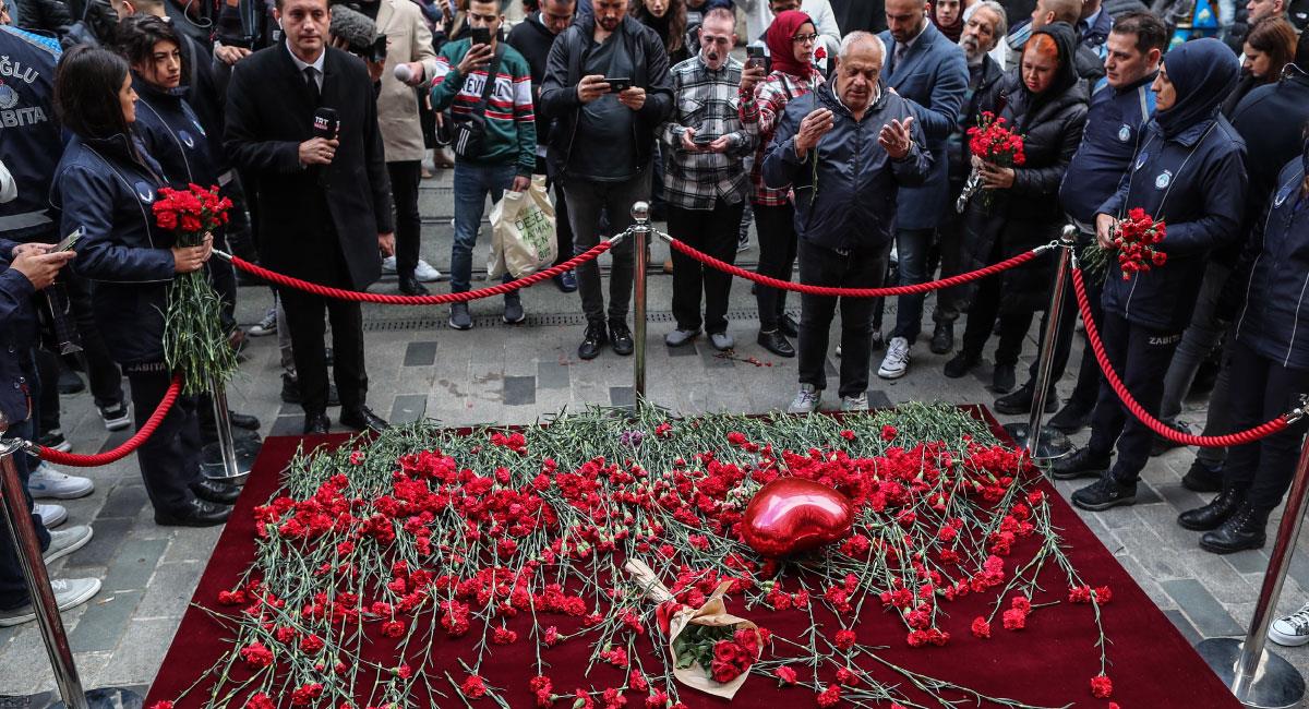 Rinden tributo a las victimas de un atentado en Estambul. Foto: EFE
