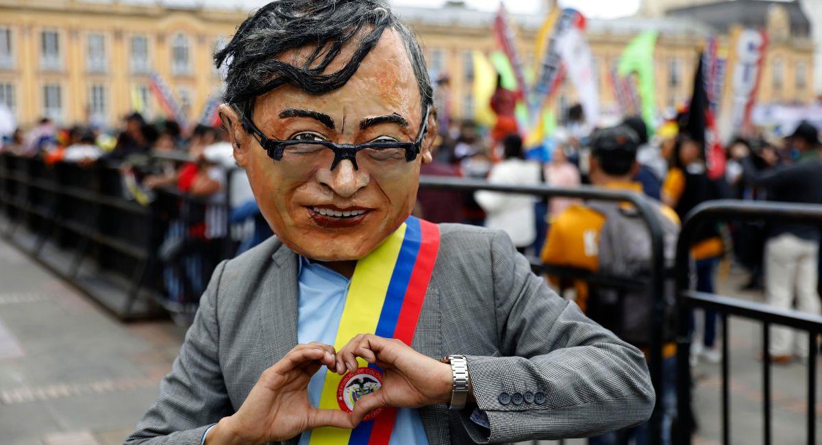 Una persona disfrazada del presidente de Colombia, Gustavo Petro, marcha para mostrar su apoyo al mandatario. Foto: EFE EFE/ Carlos Ortega