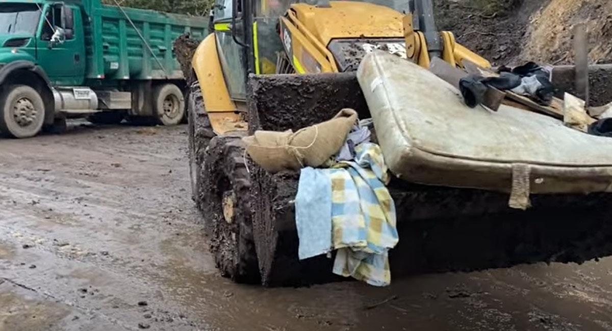 Maquinaria pesada ha sido utilizada para remover escombros luego de la avalancha en La Calera. Foto: Youtube