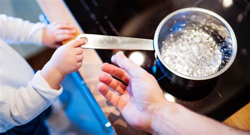 Para “castigarla”, una mujer quemó las manos de su hija en la estufa