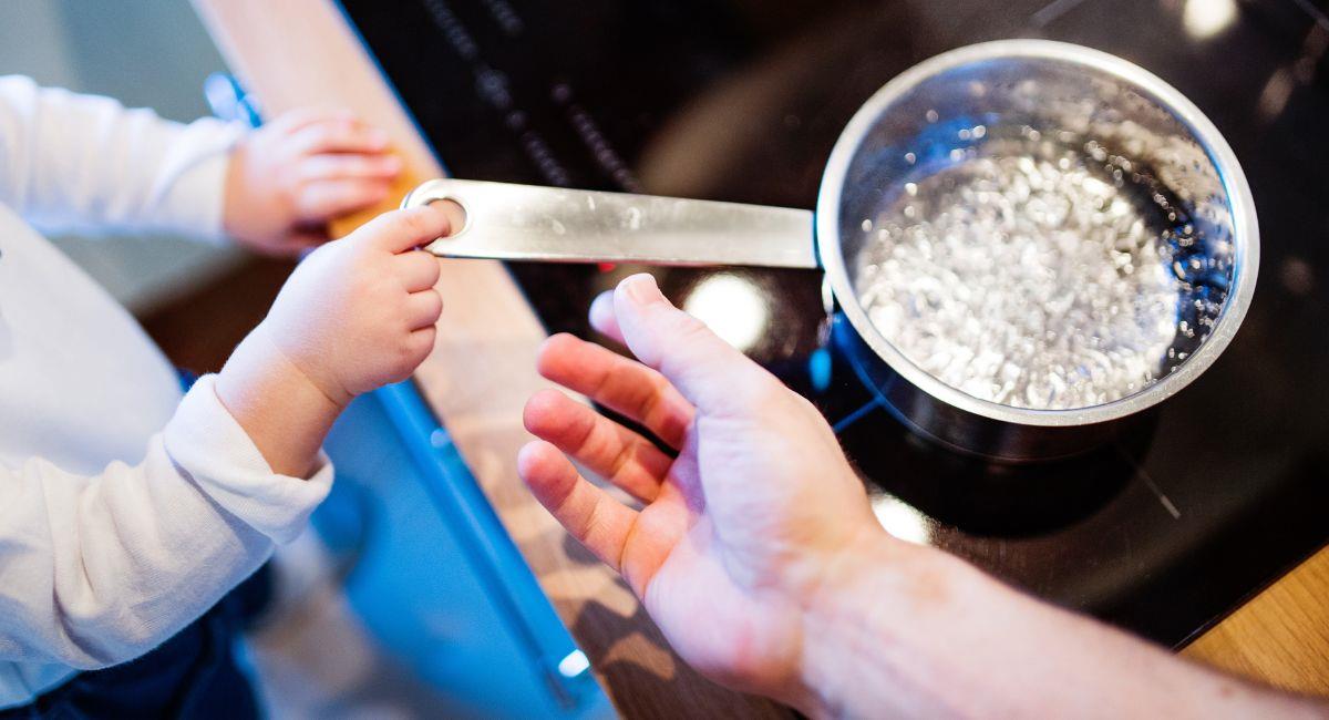 Una mujer quemó las manos de su hija en la estufa. Foto: Shutterstock