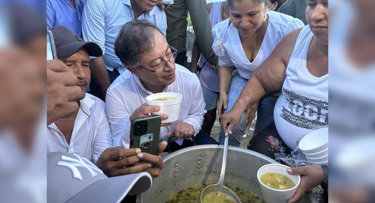Presidente Gustavo Petro en la primera olla comunitaria de Pinillos, Bolívar. Foto: Twitter @gustavopetrourrego