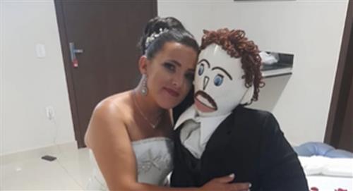 Mujer contrajo matrimonio con un muñeco de trapo
