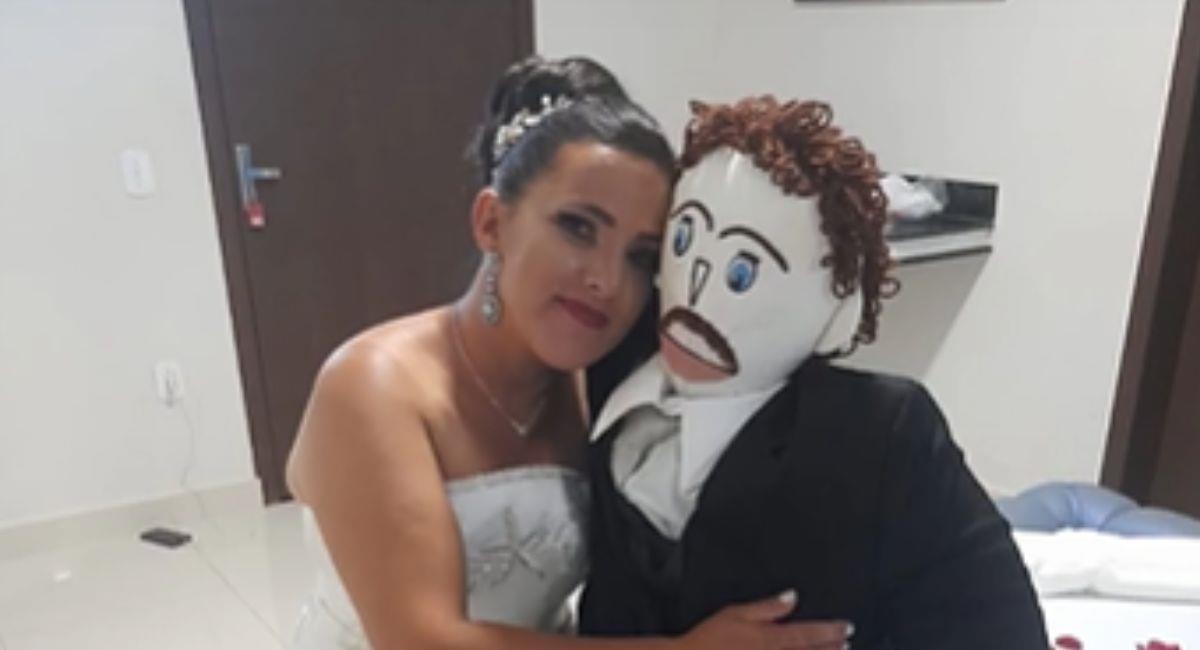 Mujer contrajo matrimonio con un muñeco de trapo. Foto: TikTok @meirivonerocha
