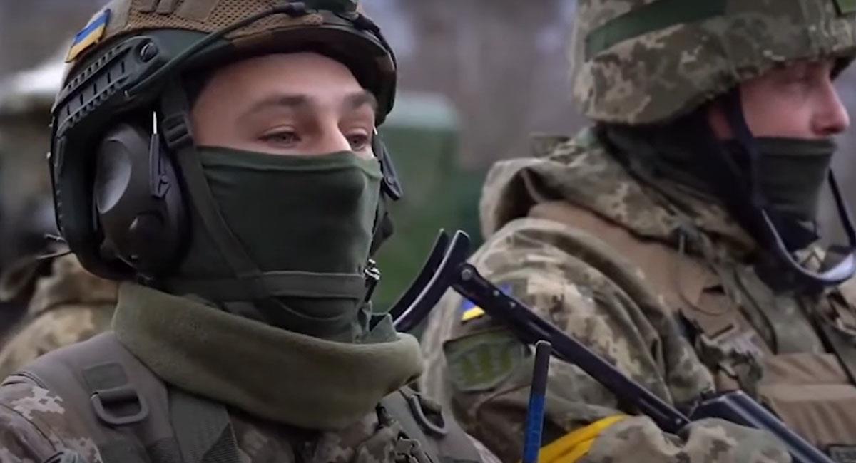 Tropas ucranianas y rusas se acusan de todo tipo de atrocidades en la guerra que libran. Foto: Youtube