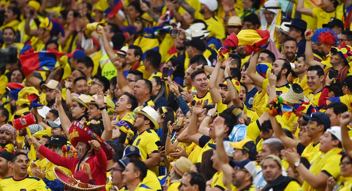 Los hinchas ecuatorianos apoyaron masivamente a su selección. Foto: Twitter @fifaworldcup_es