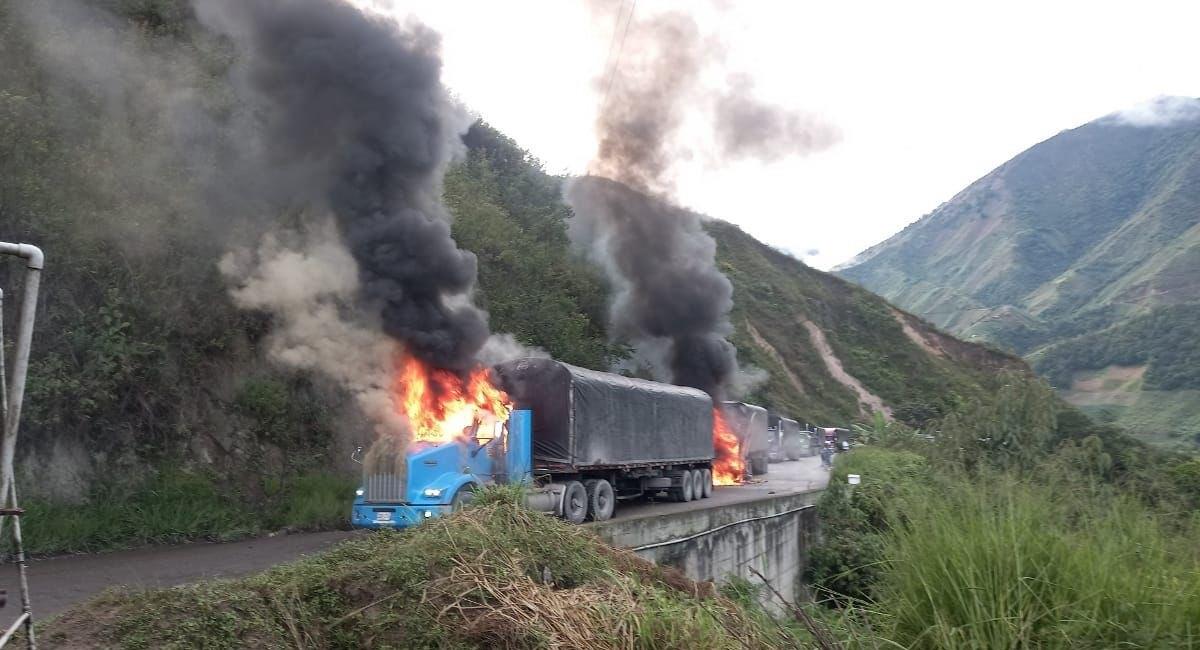 Varias tractomulas fueron quemadas en la vía Cúcuta - Ocaña. Foto: Twitter @JAlirioBarreraR