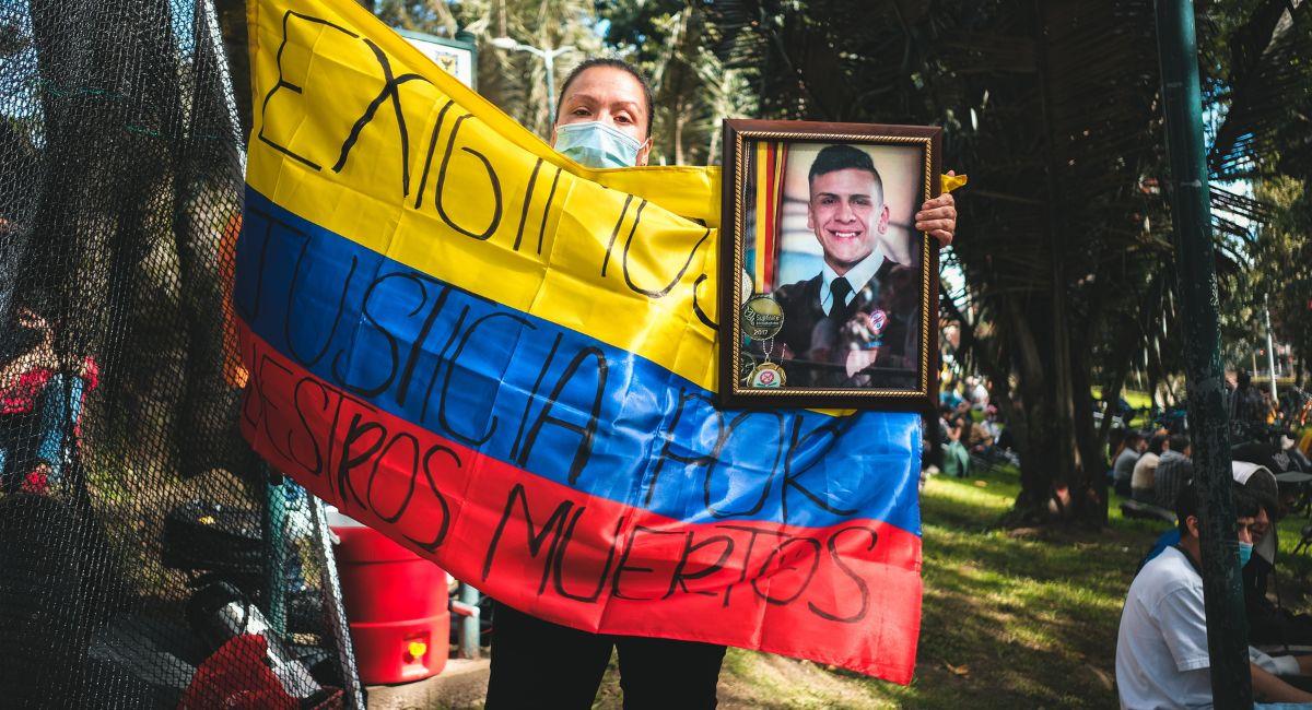 La madre de Dilan Cruz (asesinado por la policía) muestra una foto de él en el marco del paro nacional colombiano contra el gobierno de Iván Duque. Foto: Shutterstock Sebastian Delgado C