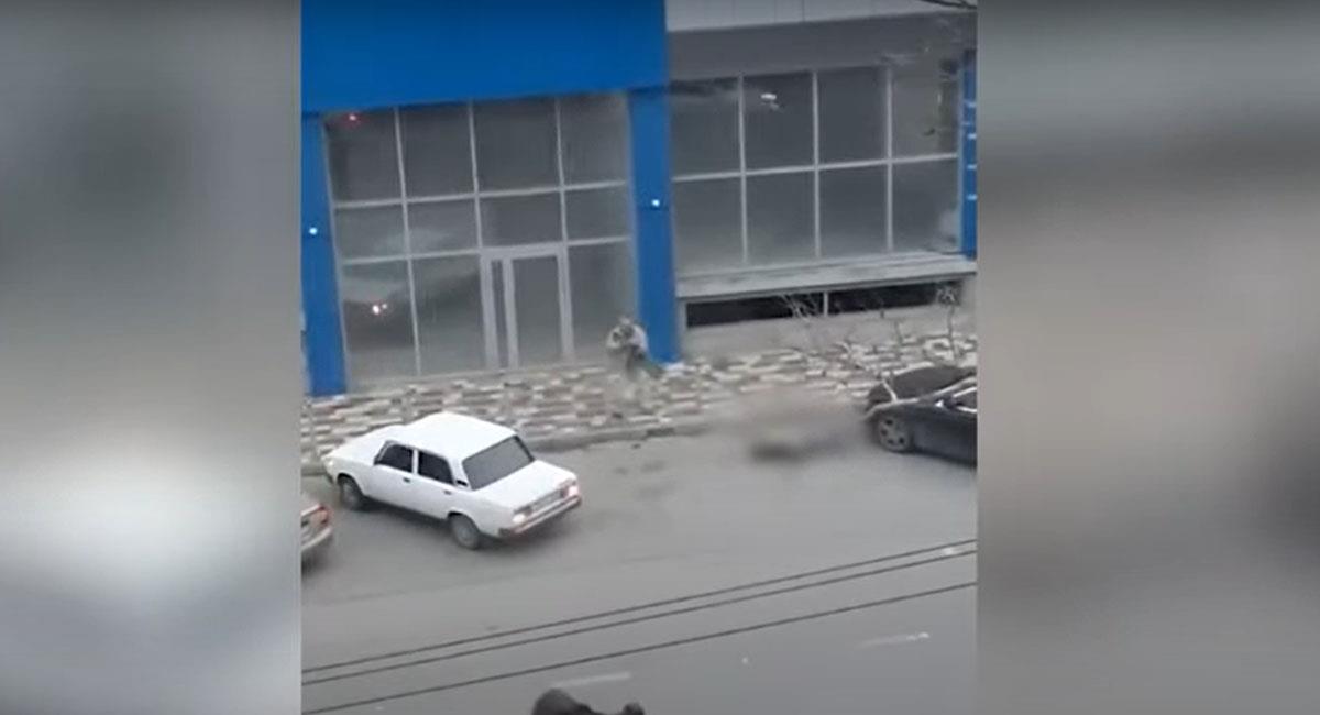 Momento en el que un hombre dispara indiscriminadamente en la ciudad rusa de Krimsk. Foto: Youtube