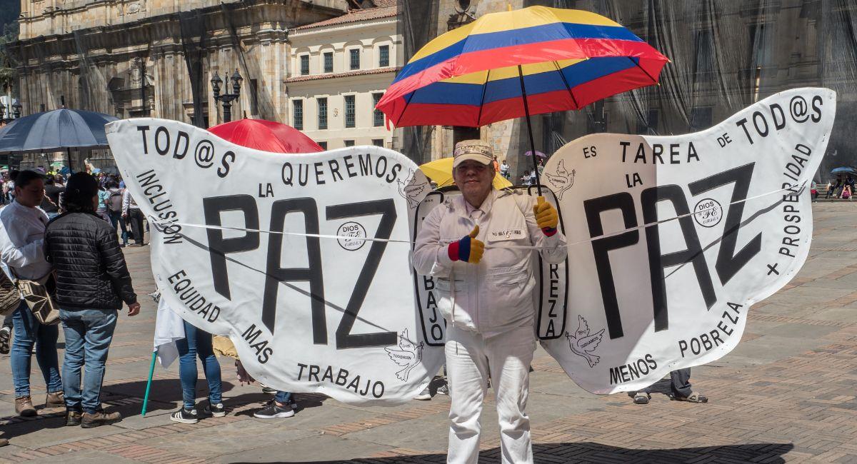 Colombiano disfrazado La inscripción en las alas dice: "Todos queremos menos pobreza, más prosperidad y trabajo, trabajo para todos, todos queremos paz",. Foto: Shutterstock Nowaczyk