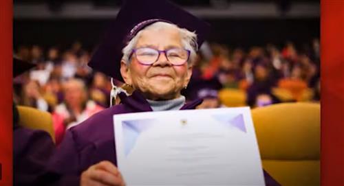 Con 84 años mujer se graduó en manejo de computador y tecnología 