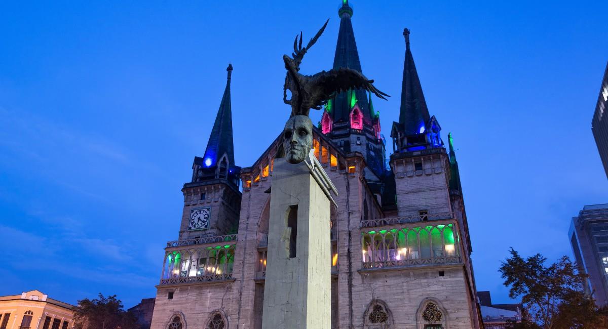 Estatua del cóndor Bolívar y catedral en Manizales. Foto: Shutterstock