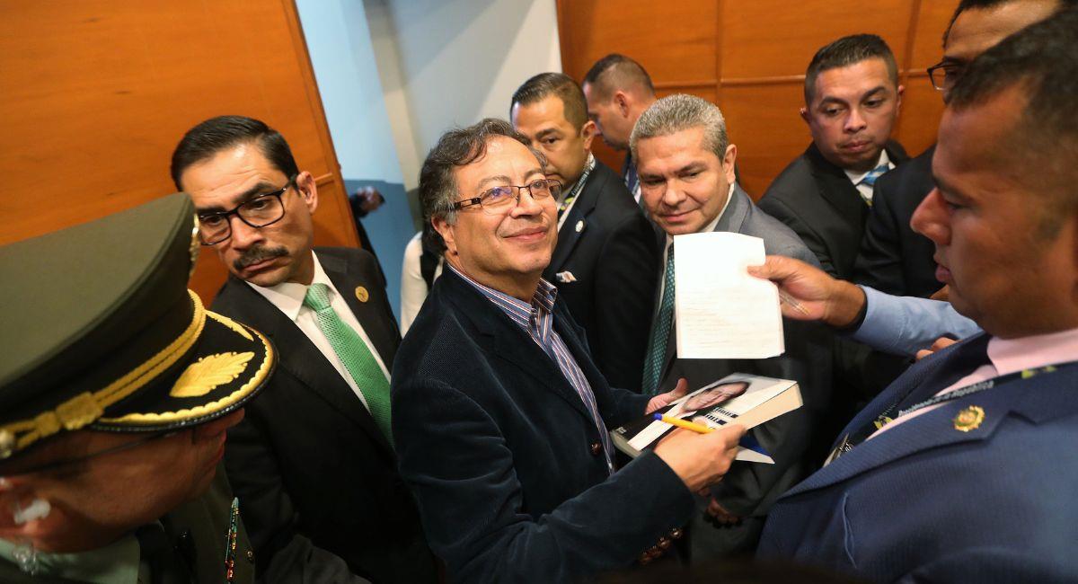 El presidente de Colombia, Gustavo Petro, firma hoy autógrafos durante una reunión con la comunidad colombiana en Ciudad de México. Foto: EFE EFE/Sáshenka Gutiérrez